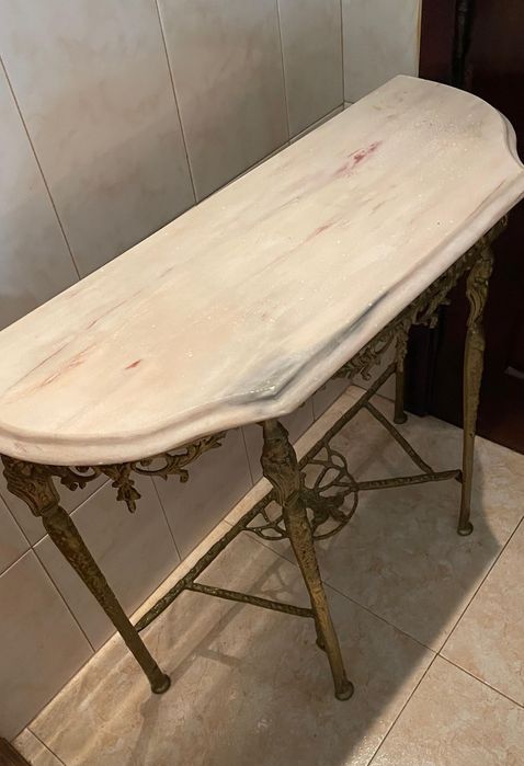 Mesa de latão  usada