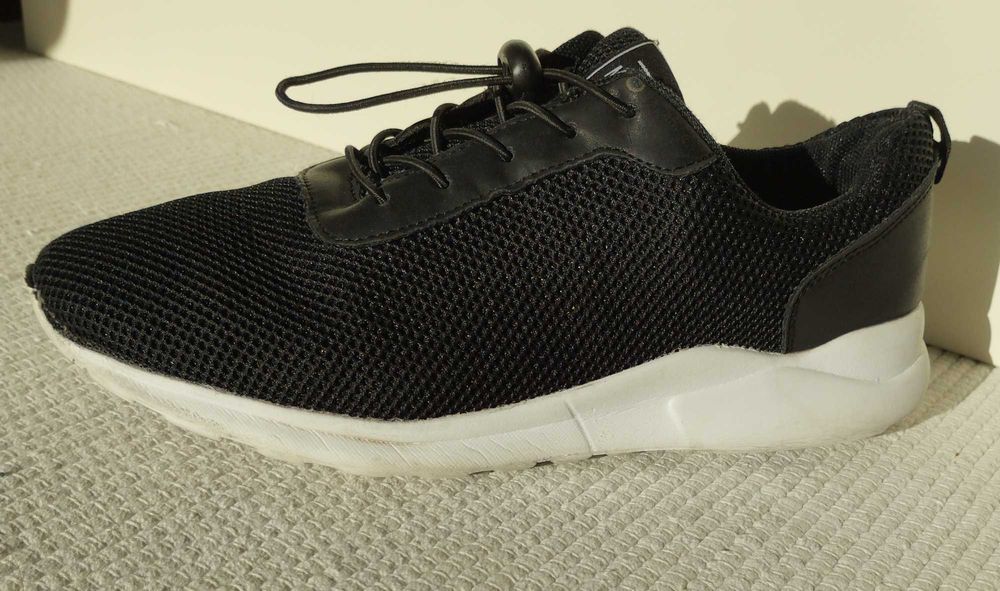 Buty_RESERVED_roz.39_lekkie sneakersy_biała podeszwa_bez wiązania