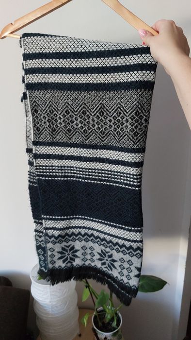 Zimowy ciepły granatowy szal szalik chusta komin Deichmann