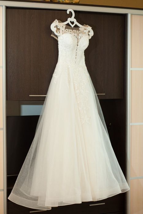 Весільна сукня .