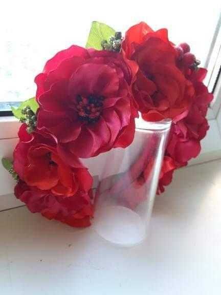 Святковий вінок з червоних квітів.