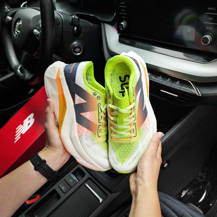 Літні кросівки New Balance Elite V4 салатові