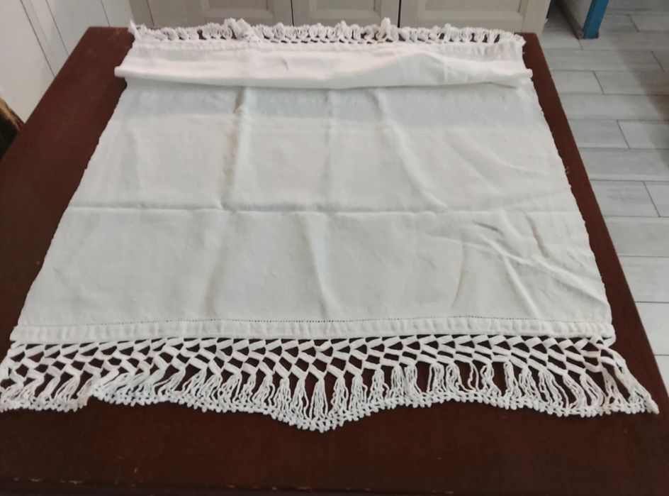 Toalha ou centro de mesa de linho caseiro com renda invulgar