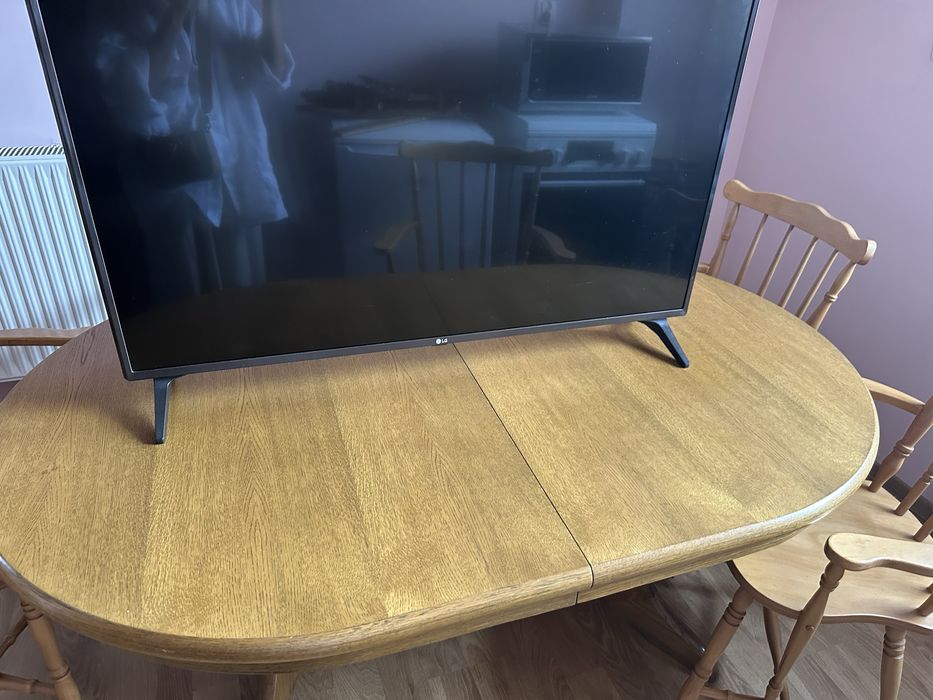 Stół drewniany i krzesła