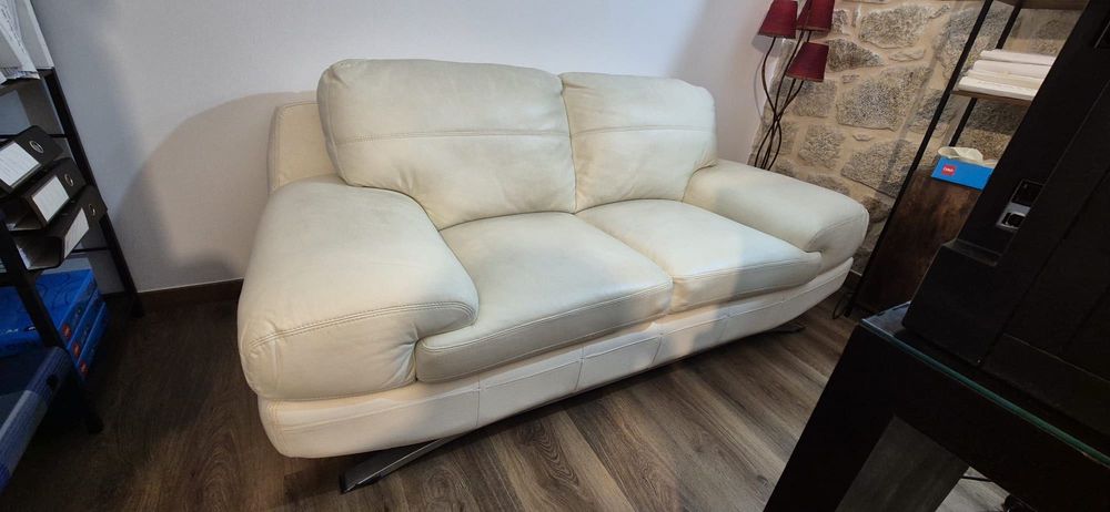 Sofá branco pés metálicos