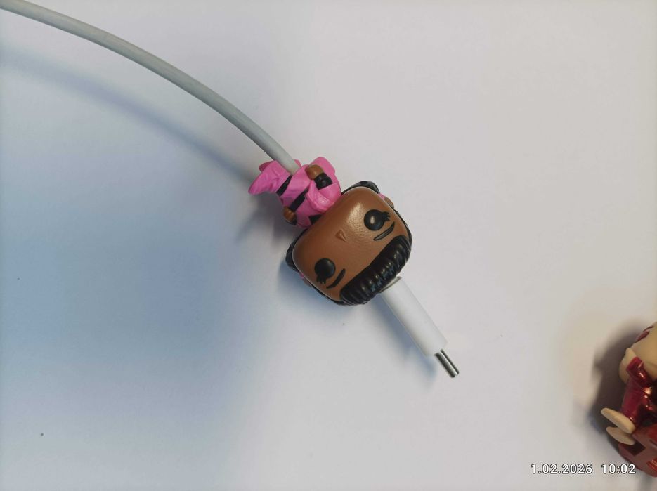 Figurka Kinder Joy Stranger Things Erica na kabel