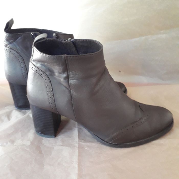 Botins em pele castanha