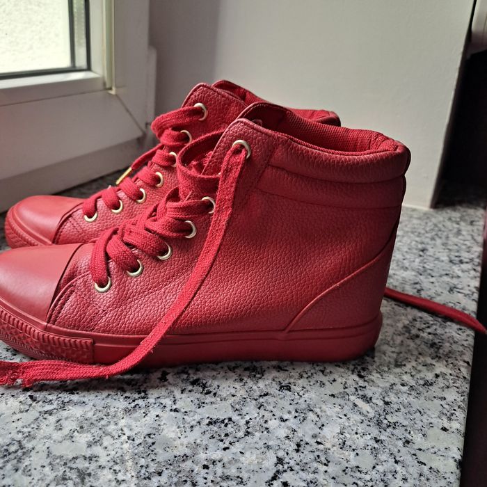 Czerwone botki za kostkę