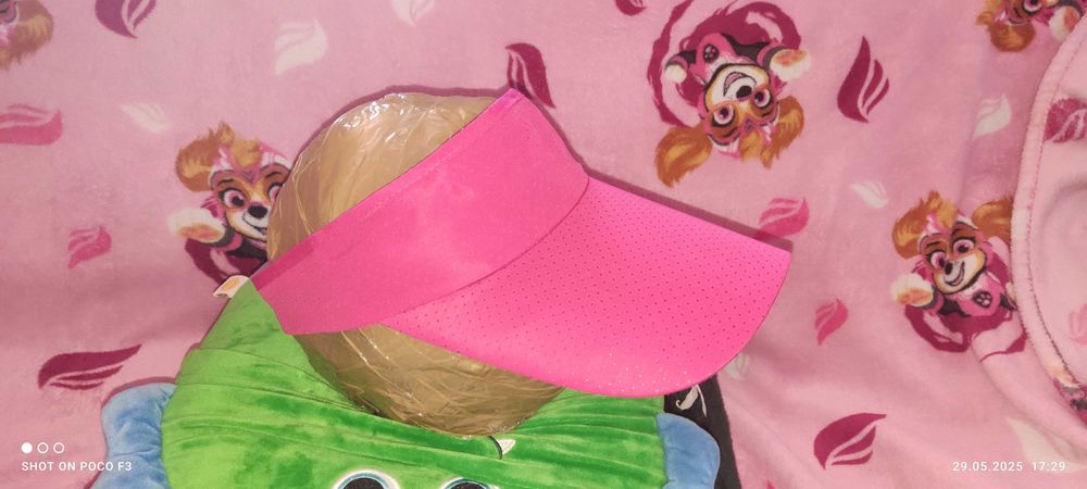 Czapka z daszkiem (bejsbolówka) z otworem na kucyk.