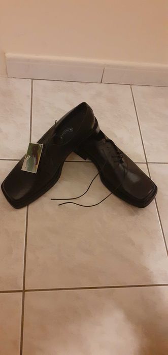 Sprzedam męskie skórzane buty w kolorze czarnym i w rozmiarze 43