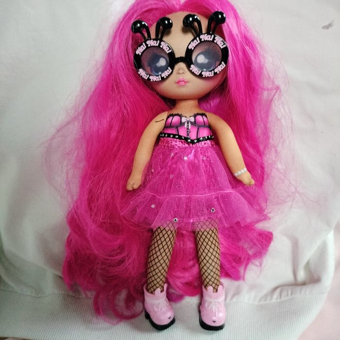 NaNaNa Ultimate Surprise, materiałowa lalka