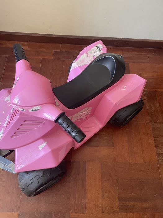 Moto a quatro rodas rosa sem motor