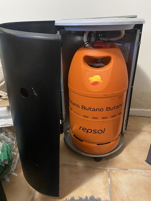 Aquecedor a gás Hotspot com botija de gás cheia.