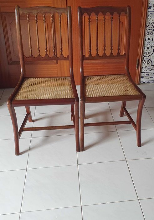 Duas cadeiras em mogno, fundo em palhinha, vintage, muito bom estado