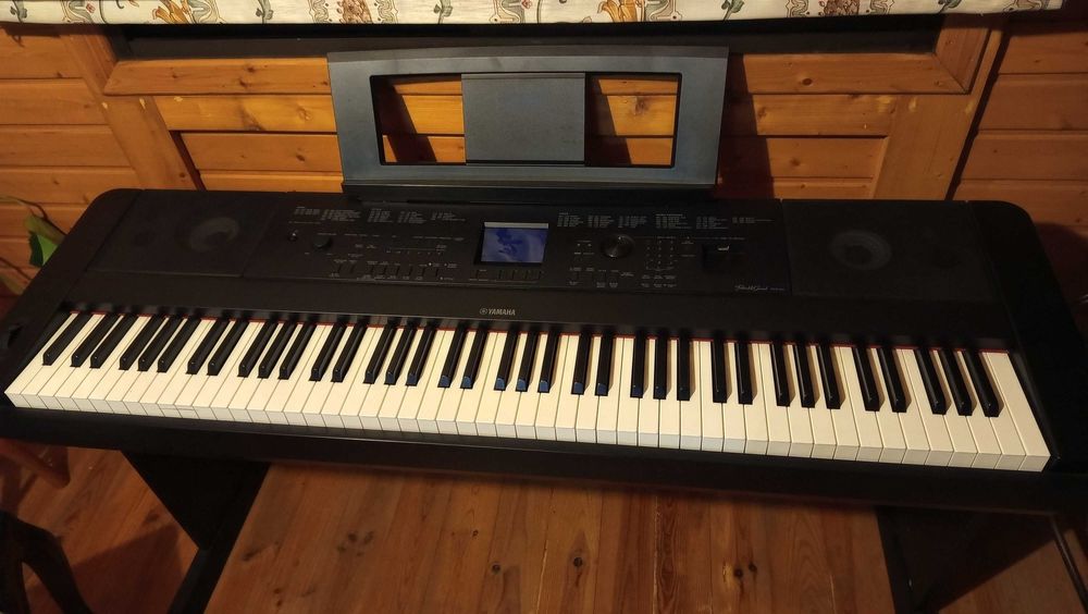 Piano . Yamaha  DGX 660