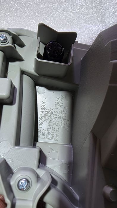 Lampa prawy tył toyota verso s ractis LENS&BODY nowa oryginał