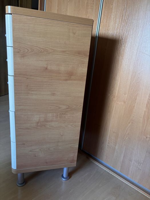 Wąska komoda z szufladami