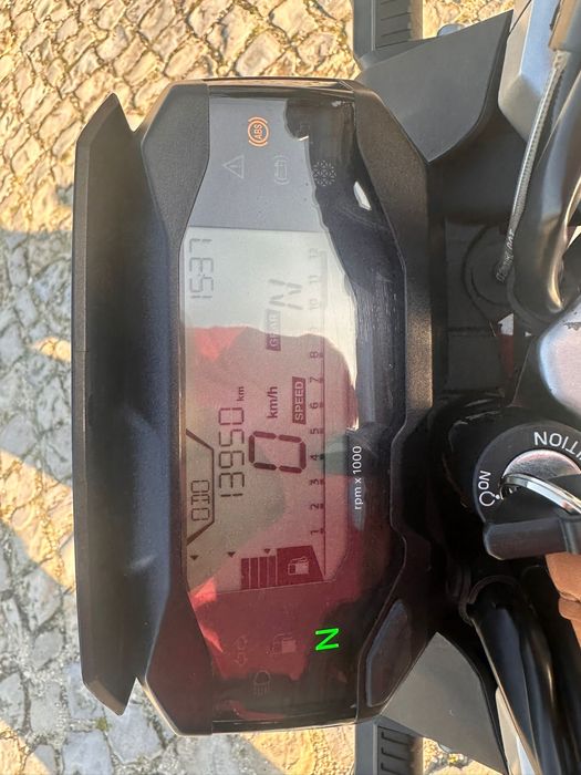 BMW G 310 R vermelha