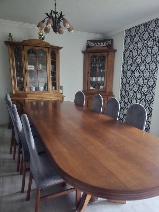 Sprzedam duży rozkładany stół oraz 12 krzeseł