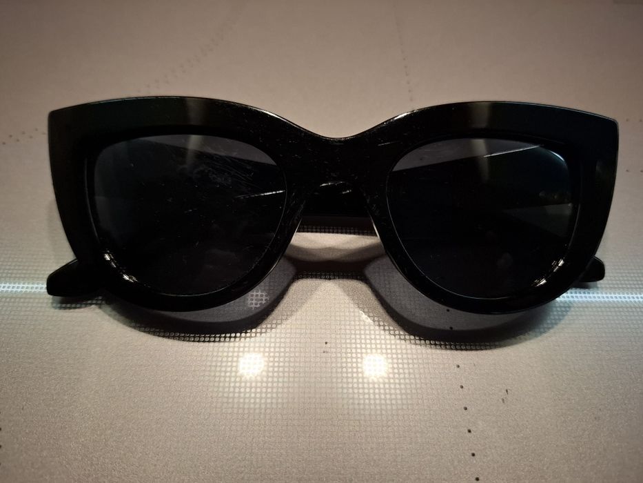 Czarne okulary przeciwsłoneczne damskie