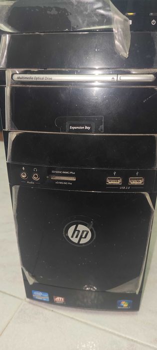 Caixa de PC antigo com peças.