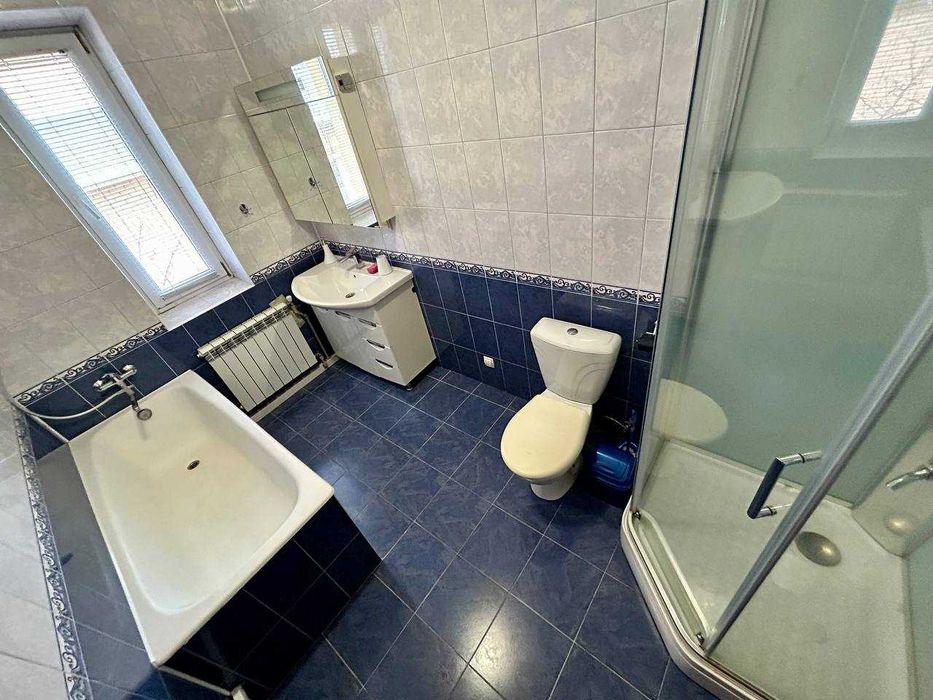 Добротний будинок в центрі м. Буча, цокольний поверх, газове опалення