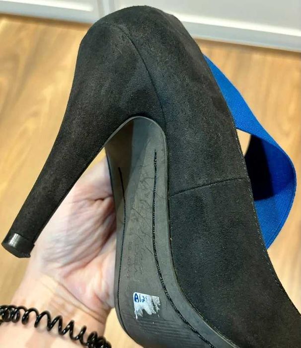 Sapatos Zara Trafaluc Pretos com Detalhe Azul - Elegância e Conforto!