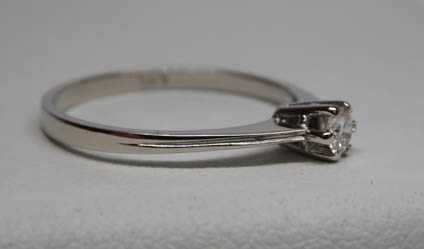 Pierścionek z diamentem brylant 0,13 ct. Białe złoto.