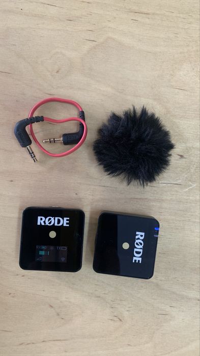 Rode Wiriless go one (1) петлички радіо першої генерації