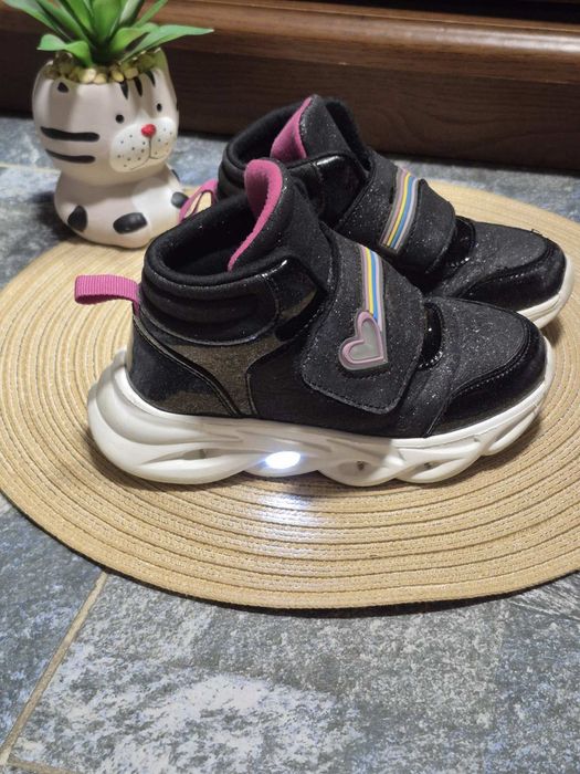 Демісезонні кросівки на дівчинку 28 розмір Waikiki