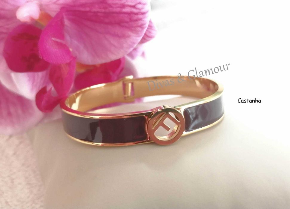 Vários modelos de pulseiras no anúncio