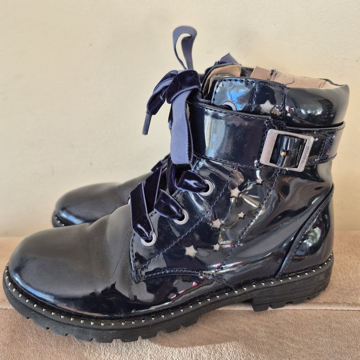 Botas infantis em verniz azuis