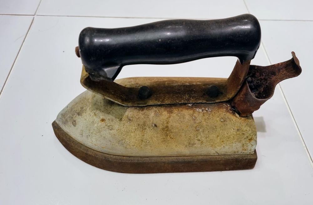 Stare żelazko z patyną/ podpórka do drzwi