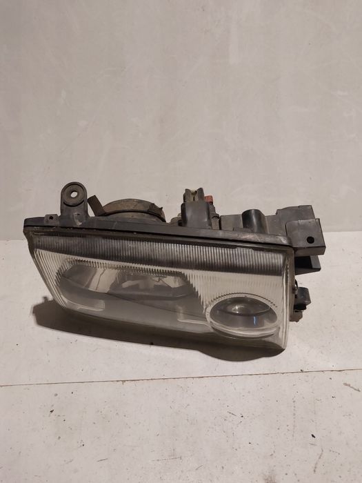 Nissan terrano II 2 lift polift prawa lampa przednia prawy reflektor
