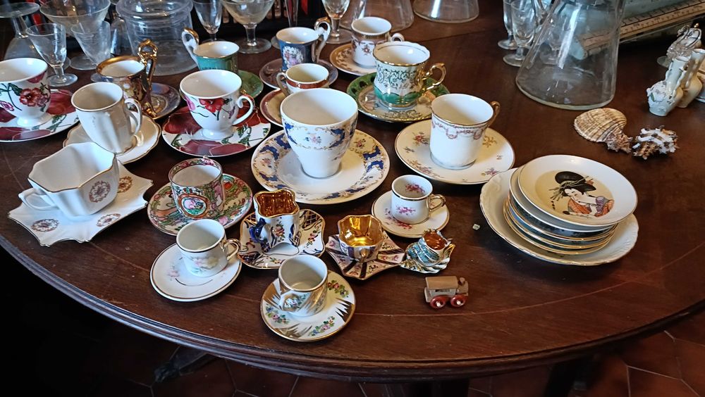 Copos de cristal e chávenas de café e chá de coleção