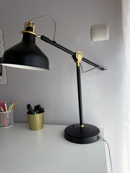 Czarna biurowa lampa Ikea
