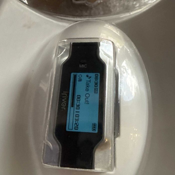 Новий запаяний MP3 плеєр iRiver T30 512MB сріблястий на AAA батарейках