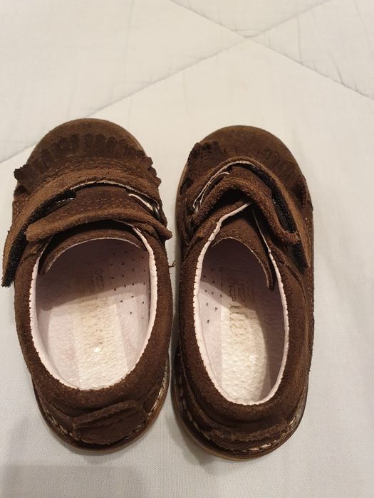 Sapatos carneiras tamanho 24, castanhas em muito bom estado.