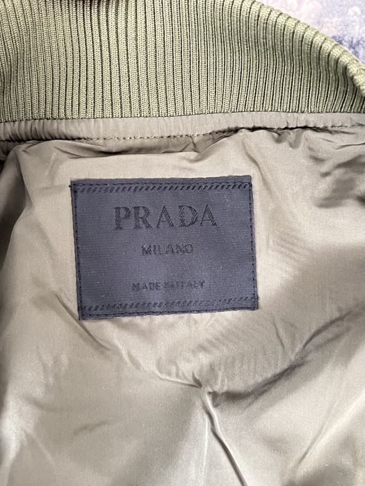Бомбер куртка Prada