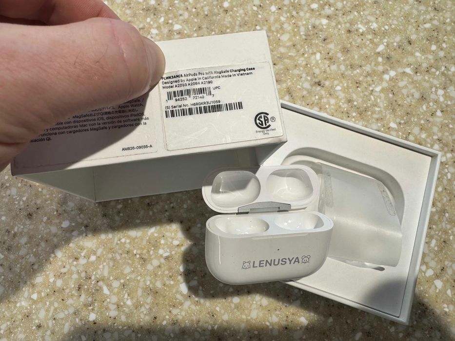 Кейс Apple AirPods Pro MagSafe Charging Case Оригінал, з гравою Ленуся