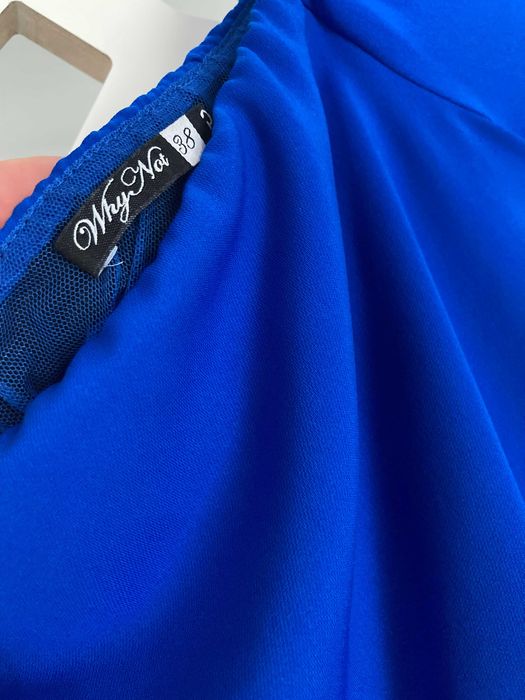 sukienka w kolorze chabrowym