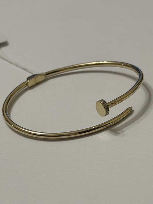 золотий браслет в стилі Cartier