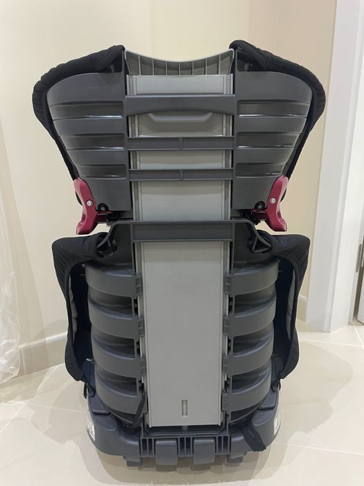 A cadeira auto da imagem é o modelo Britax Römer Discovery SL, pertencente ao grupo 2/3, concebida para crianças dos 15 aos 36 kg
