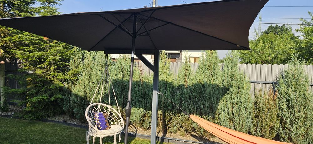 Duży parasol ogrodowy
