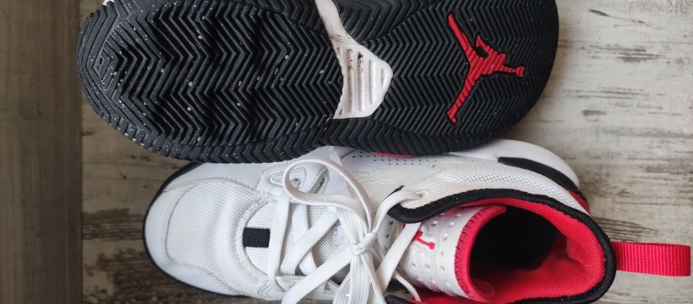 Jordan Stay Loyal 2 w kolorze białym z czarnymi i czerwonymi 37,5