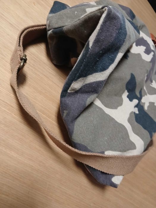 Carteira estilo saco, camuflada, com asa e tira de levar ao ombro