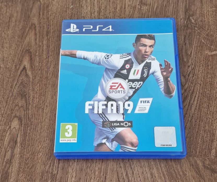 PS4 1TB em boas condições + 1 comando + cabos + jogos