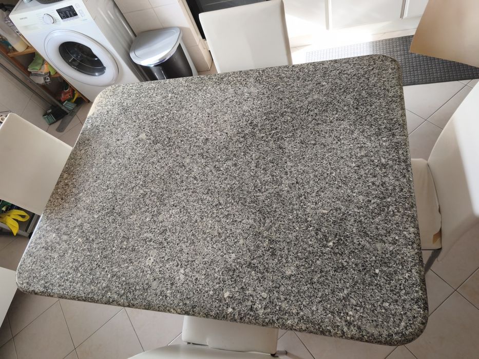 Mesa de jantar em granito