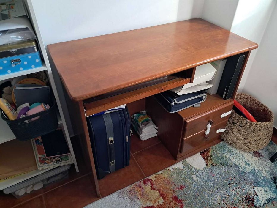MOBÍLIA DE QUARTO solteiro em pinho envernizado