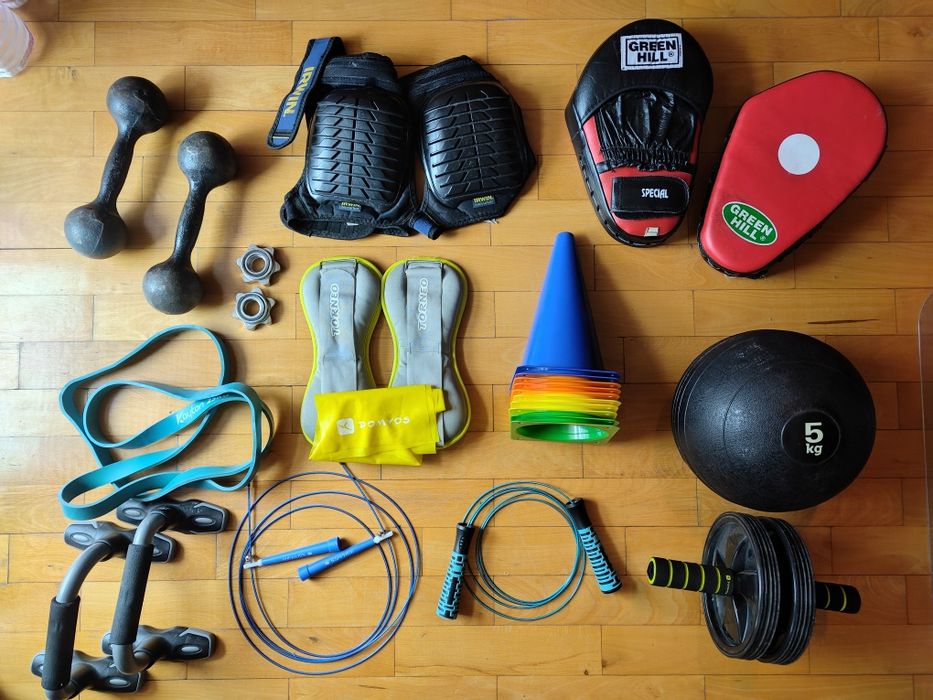 Siłownia domowa do treningu kickboxing boks kalistenika